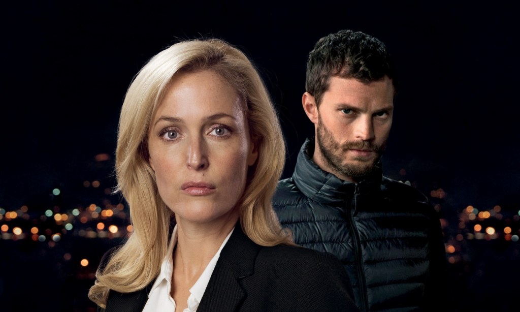 Na imagem, os dois personagens principais, Stella Gibson, em primeiro plano e, em segundo, Paul Spector. 