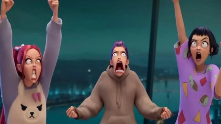 Três garotas fazem caras e bocas irritadas. 