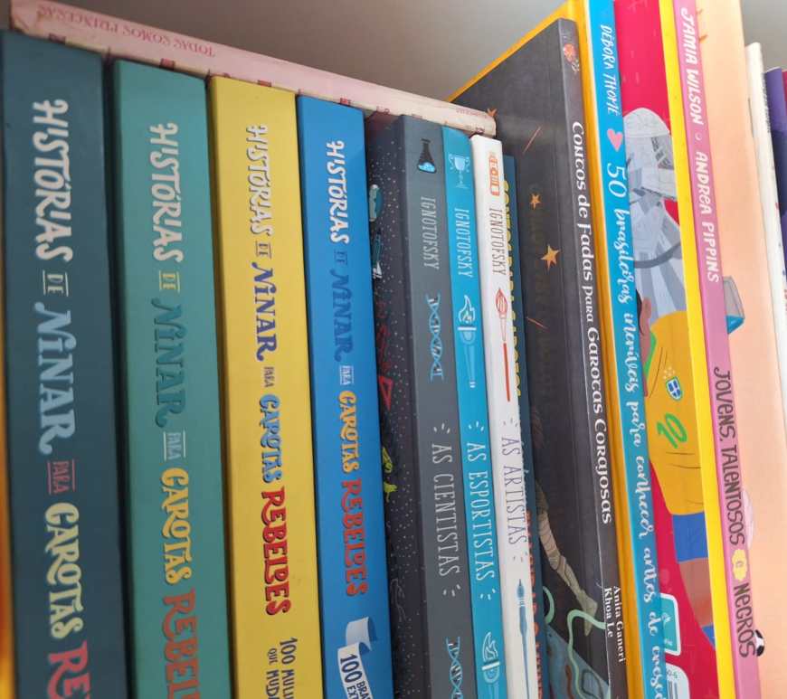 Foto de vários livros infantojuvenis sobre mulheres notáveis, enfileirados lado a lado