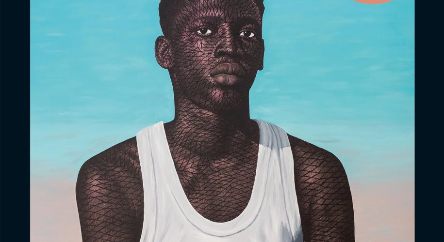 Capa do livro “Bênçãos”, de Chukwuebuka Ibeh: ilustração de um jovem negro usando regata branca, com braços cruzados, corpo coberto por padrão de linhas, sentado diante do mar sob céu azul; selo com citação de Chimamanda Ngozi Adichie e logotipo da editora Tusquets.