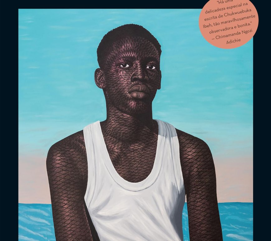 Capa do livro “Bênçãos”, de Chukwuebuka Ibeh: ilustração de um jovem negro usando regata branca, com braços cruzados, corpo coberto por padrão de linhas, sentado diante do mar sob céu azul; selo com citação de Chimamanda Ngozi Adichie e logotipo da editora Tusquets.