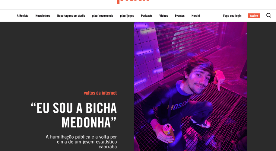 Print de um perfil do site Piauí com a manchete ‘EU SOU A BICHA MEDONHA’, acompanhada de uma foto de um jovem sorrindo e apontando para baixo, com um fundo iluminado em roxo e azul, enquanto segura uma lata de bebida.