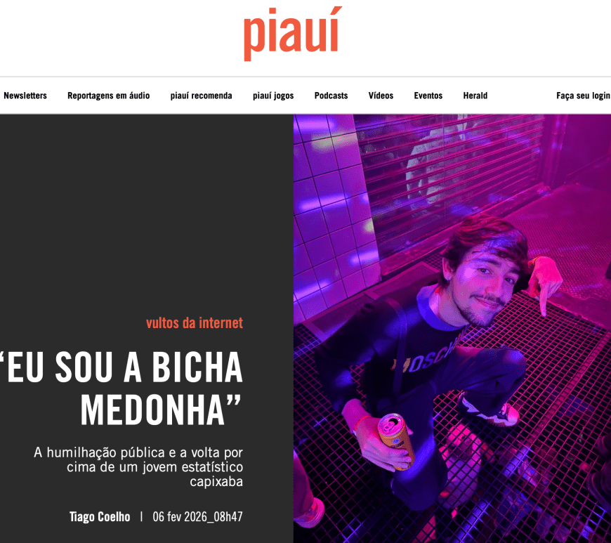 Print de um perfil do site Piauí com a manchete ‘EU SOU A BICHA MEDONHA’, acompanhada de uma foto de um jovem sorrindo e apontando para baixo, com um fundo iluminado em roxo e azul, enquanto segura uma lata de bebida.