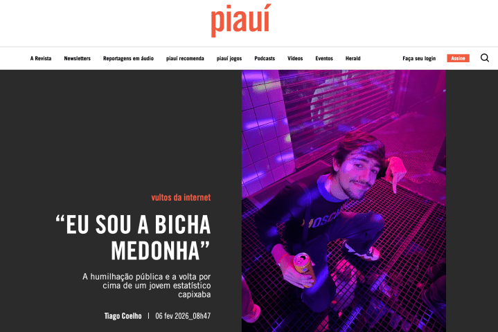 Print de um perfil do site Piauí com a manchete ‘EU SOU A BICHA MEDONHA’, acompanhada de uma foto de um jovem sorrindo e apontando para baixo, com um fundo iluminado em roxo e azul, enquanto segura uma lata de bebida.