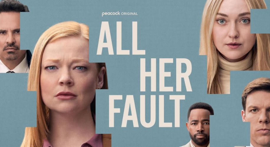 A imagem é um pôster promocional de uma série intitulada “All Her Fault”. O fundo é em tom azul claro, e no centro está o título em letras grandes e claras. O design é composto por recortes geométricos que mostram diferentes rostos de personagens, como se fossem peças de um quebra-cabeça. À esquerda, há uma mulher loira com expressão séria e preocupada, em destaque. Ao redor dela aparecem outros personagens: um homem parcialmente visível à esquerda, uma mulher loira à direita com olhar intenso, e dois homens na parte inferior direita, todos com expressões tensas ou desconfiadas. No topo, aparece a indicação “Peacock Original”, sugerindo que é uma produção original da plataforma.