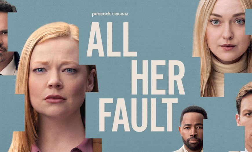 A imagem é um pôster promocional de uma série intitulada “All Her Fault”. O fundo é em tom azul claro, e no centro está o título em letras grandes e claras. O design é composto por recortes geométricos que mostram diferentes rostos de personagens, como se fossem peças de um quebra-cabeça. À esquerda, há uma mulher loira com expressão séria e preocupada, em destaque. Ao redor dela aparecem outros personagens: um homem parcialmente visível à esquerda, uma mulher loira à direita com olhar intenso, e dois homens na parte inferior direita, todos com expressões tensas ou desconfiadas. No topo, aparece a indicação “Peacock Original”, sugerindo que é uma produção original da plataforma.